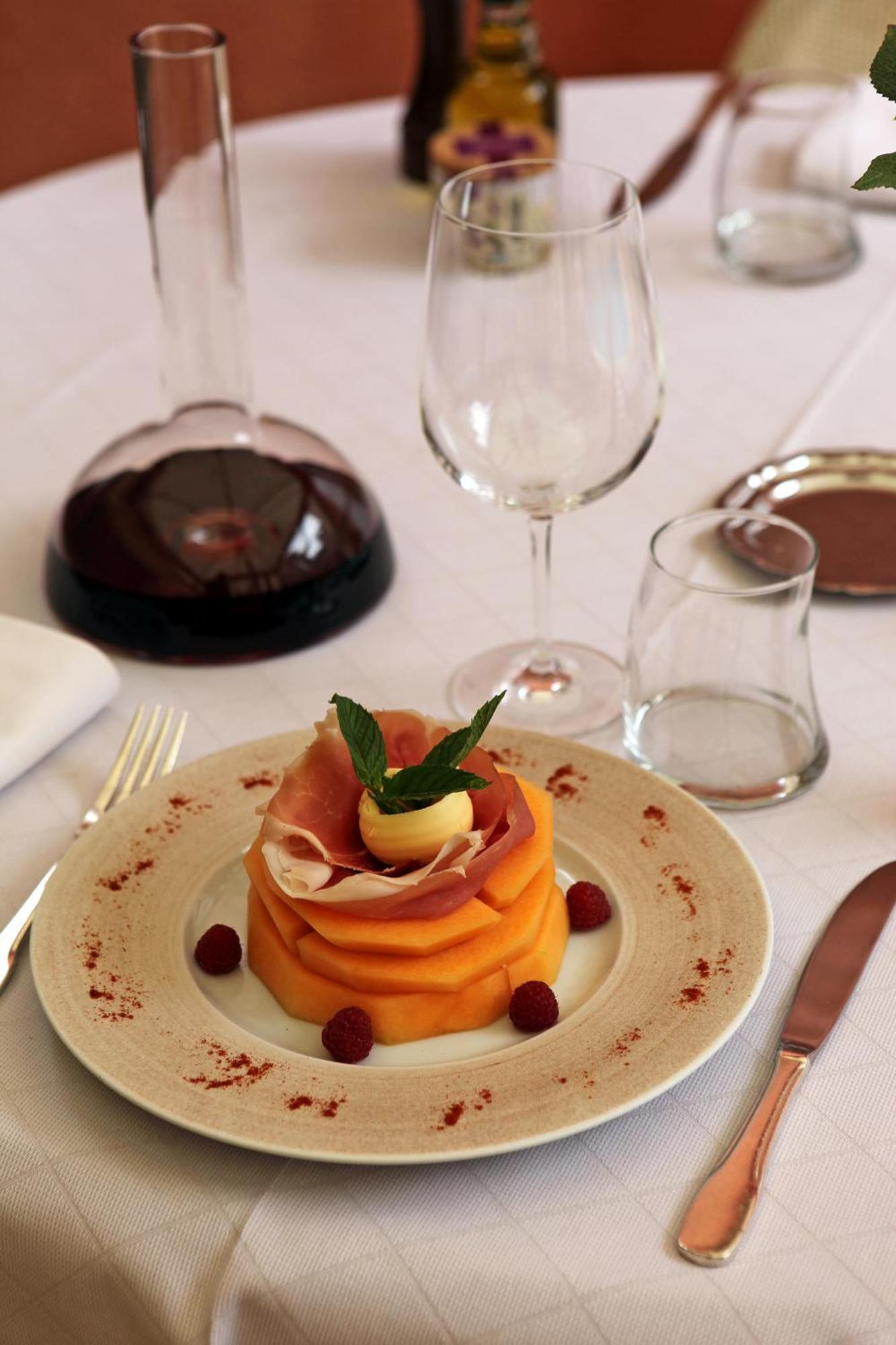 Logis Hotel Restaurant De La Paix Lodève Exteriér fotografie